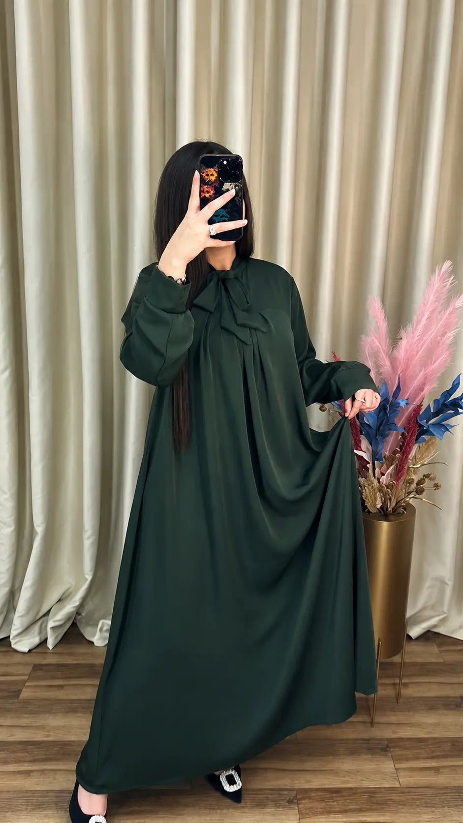 عباية أنيقة بربطة العنق وقصة واسعة