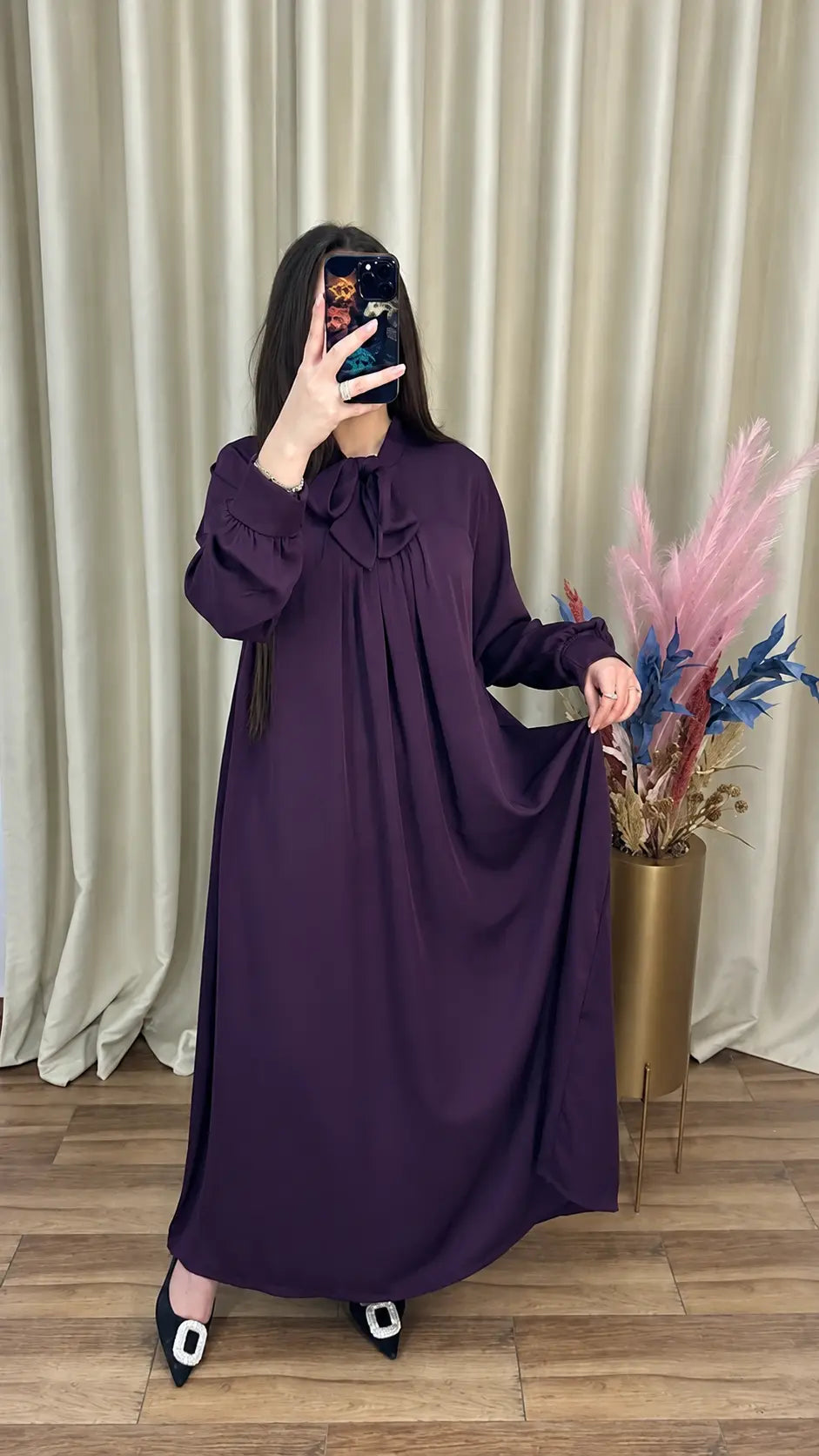 عباية أنيقة بربطة العنق وقصة واسعة