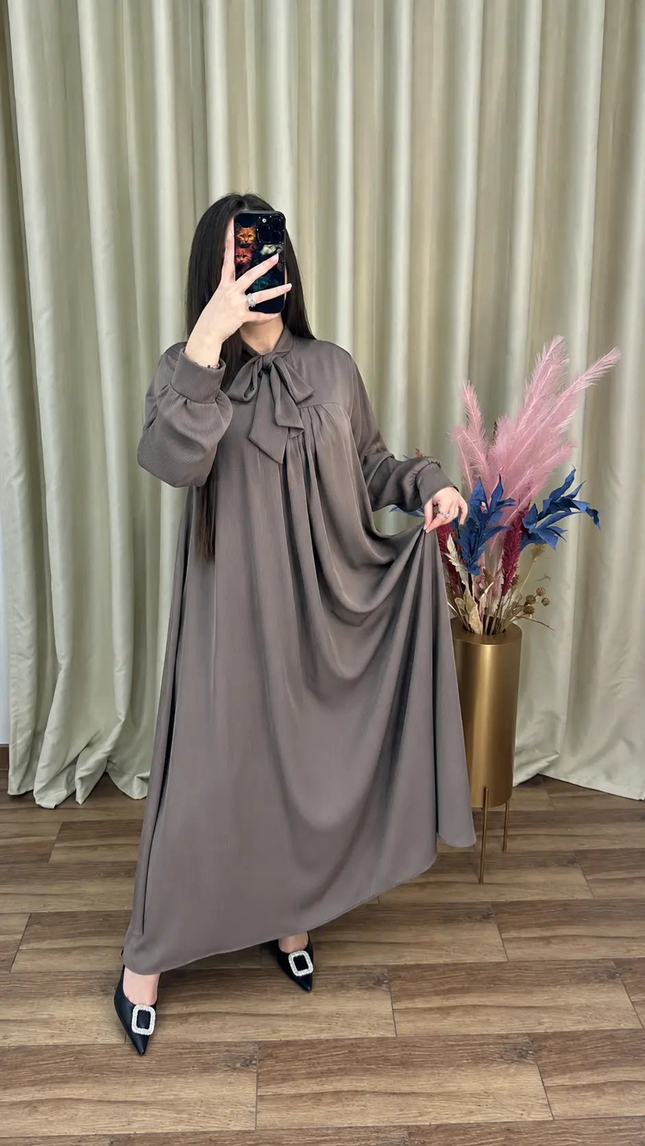 عباية أنيقة بربطة العنق وقصة واسعة